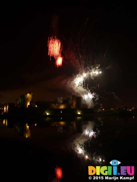 FZ024444 Fireworks over Caerphilly Castle